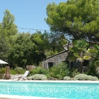 Luberon, villa en pierres avec grande piscine et vue à louer