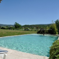 Provence, location d'un mas avec piscine chauffée à débordement face au Luberon