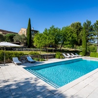 Location  d'un hameau avec piscine et tennis entre Luberon et Haute Provence pour 24 personnes