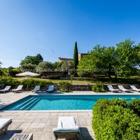 Location  d'un hameau avec piscine et tennis entre Luberon et Haute Provence pour 24 personnes