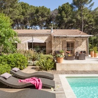 Provence, loue  maison restaurée avec piscine chauffée et climatisation.
