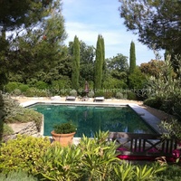 Cabrières-d'Avignon, villa en pierre avec piscine à louer