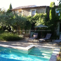 A louer maison de village avec piscine au coeur de Cabrières d'Avignon