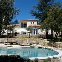 villa de village avec 5 chambres et 5 salles d'eau pour 10 personnes avec piscine et commerces à pied proche de Gordes en Luberon Provence