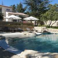 Villa contemporaine tout confort avec piscine près de Gordes. 
