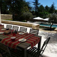villa de village avec 5 chambres et 5 salles d'eau pour 10 personnes avec piscine et commerces à pied proche de Gordes en Luberon Provence