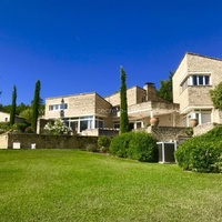 Villa d'architecte à louer à Gordes avec climatisation et piscine