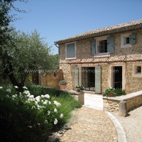 Maison de village, jardin et piscine chauffée à louer en Luberon proche de Gordes