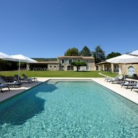 Splendide propriété à louer près de Gordes avec piscine et jardin