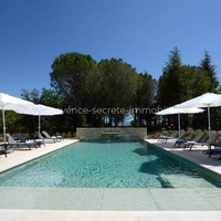 Splendide propriété à louer près de Gordes avec piscine et jardin