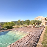 Mas de prestige en Provence pour 8 personnes, au calme et piscine. Proche de Gordes et vue dominante.