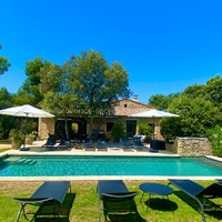 Villa en pierre à Gordes à louer terrain multisport piscine