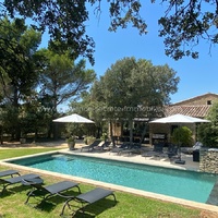 Villa en pierre à Gordes, esprit de Provence pour 10 personnes, climatisation, piscine chauffée et sécurisée, terrain multisport avec tennis