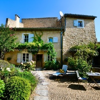 Charmante maison de village à louer pour les vacances, avec piscine au coeur du Luberon 