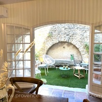 Maison au cœur d'un village en Provence avec piscine, climatisation. 