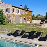 Bonnieux en Luberon, maison en pierre avec piscine et vue Luberon