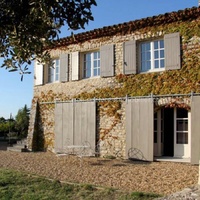 Bonnieux en Luberon, maison en pierre avec piscine et vue Luberon