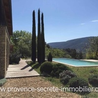 Luberon, villa contemporaine bois et pierre avec vue et piscine