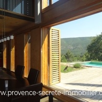 Luberon, villa contemporaine bois et pierre avec vue et piscine