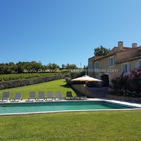 Luberon hameau restauré à vendre avec vue et piscine chauffée