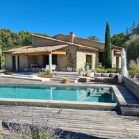 A vendre superbe maison en pierres avec piscine dans le Luberon